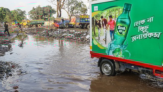 রাজধানীর তেজগাঁও স্টেশন রোডে বৃষ্টির পানি জমায় রাস্তাটির অবস্থা বেহাল। স্থানীয় লোকজনের অভিযোগ, সুয়ারেজ লাইন ভরাট হয়ে যাওয়ায় পানি নামে না। আর বাধ্য হয়ে ভোগান্তি নিয়েও সড়কটি ব্যবহার করেন তাঁরা। ঢাকা, ১৪ অক্টোবর। ছবি: দীপু মালাকার