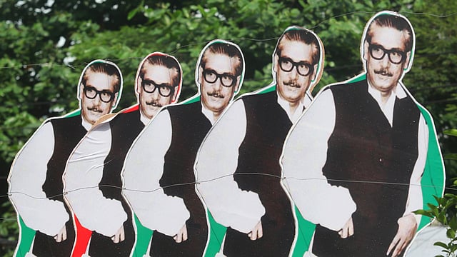 বঙ্গবন্ধু শেখ মুজিবুর রহমানের প্রতিকৃতি। সড়ক বিভাজকে এগুলো স্থাপন করা হয়েছে। মাজার রোড, মিরপুর, ঢাকা, ১৪ অক্টোবর। ছবি: আবদুস সালাম