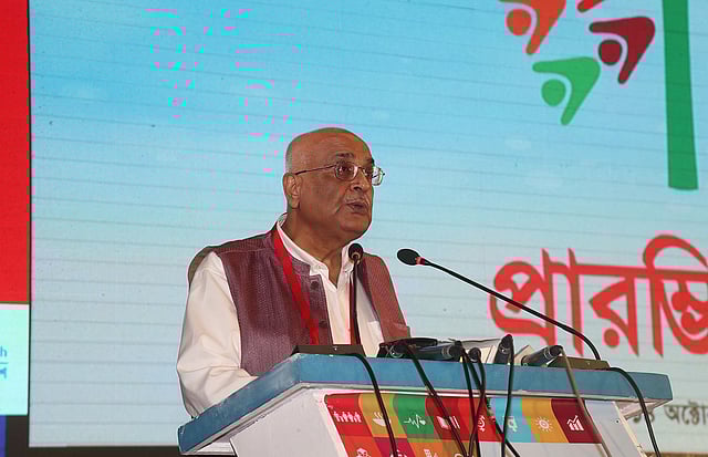 কৃষিবিদ ইনস্টিটিউশন মিলনায়তনে যুব সম্মেলনে বক্তব্য দেন দেবপ্রিয় ভট্টাচার্য। ঢাকা, ১৪ অক্টোবর। ছবি: সাজিদ হোসেন