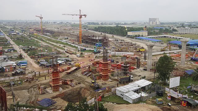 দিয়াবাড়ী এলাকায় চলছে মেট্রোরেল স্টেশন নির্মাণের কাজ।