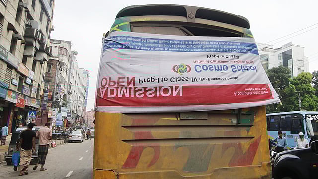 ভাঙাচোরা গাড়ির পেছনের অংশ ঢেকে রাখা হয়েছে ব্যানার দিয়ে। নিরাপদ সড়কের দাবিতে আন্দোলনের পরেও এমন ভাঙাচোরা গাড়ি অবাধে চলছে। জোয়ার সাহারা, প্রগতি সরণি, ঢাকা, ১৪ অক্টোবর। ছবি: আবদুস সালাম