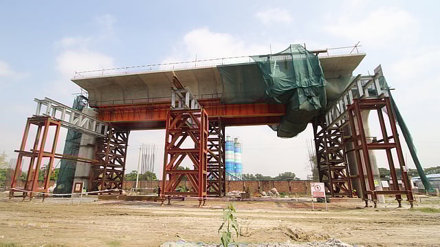 মেট্রোরেলপথ চলাচলের পিলারে স্প্যান বসানো শুরু হয়েছে। প্রকল্পের কাজ ২০২০ সালের মধ্যে সম্পন্ন হবে বলে সরকারের পক্ষ থেকে জানানো হয়েছে। দিয়াবাড়ী, উত্তরা, ঢাকা, ১৪ অক্টোবর। ছবি: আবদুস সালাম