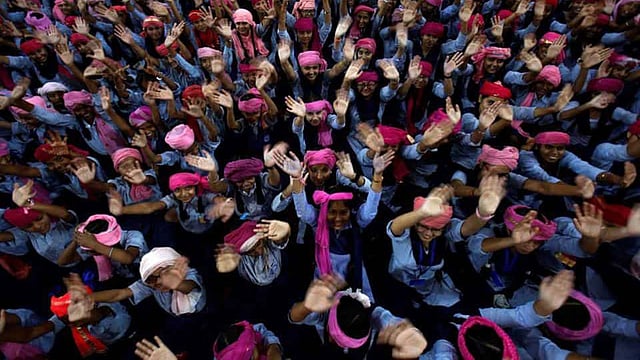 গোলাপি পাগড়ি পরে আন্তর্জাতিক কন্যা শিশু দিবস পালন করছে এরা। চণ্ডীগড়, ভারত, ১৪ অক্টোবর। ছবি: রয়টার্স