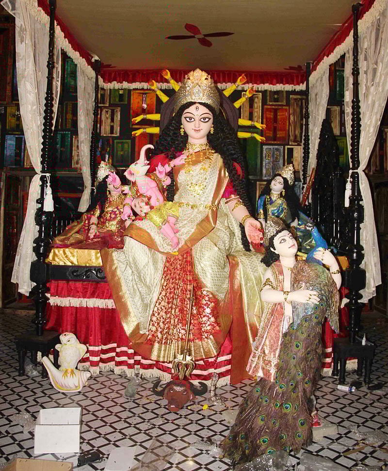 দক্ষিণ কলকাতার বড়িশা ক্লাবের দুর্গাপ্রতিমা। ছবি: ভাস্কর মুখার্জি