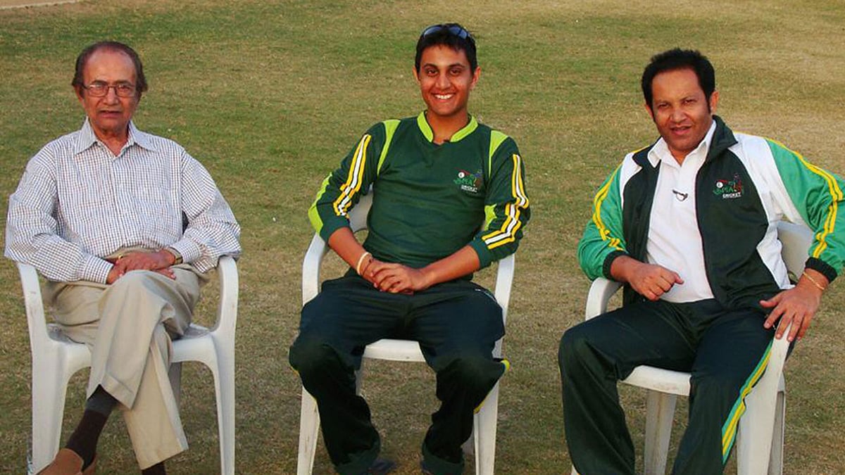 এক ফ্রেমে তিন প্রজন্ম। দাদা হানিফ মোহাম্মদ ও বাবা শোয়েব মোহাম্মদের সঙ্গে শেহজার (মাঝে)। পারিবারিক ঐতিহ্য বজায় রেখে শেহজার করে ফেললেন প্রথম শ্রেণির ক্রিকেটে ডাবল সেঞ্চুরি। ছবি: সংগৃহীত