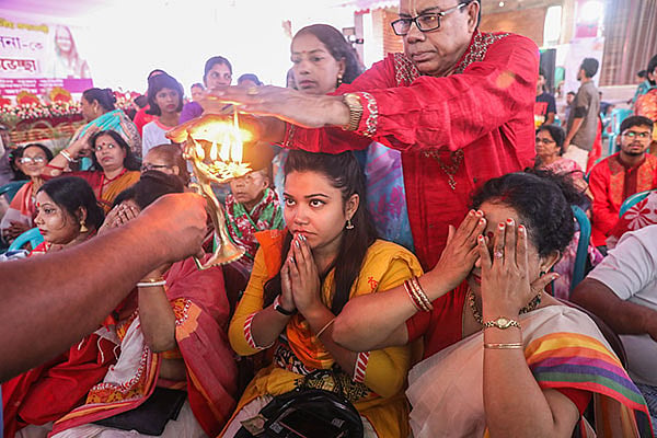 ঢাকেশ্বরী জাতীয় মন্দিরে সকালে বোধন আমন্ত্রণ ও অধিবাসে ভক্তরা।
