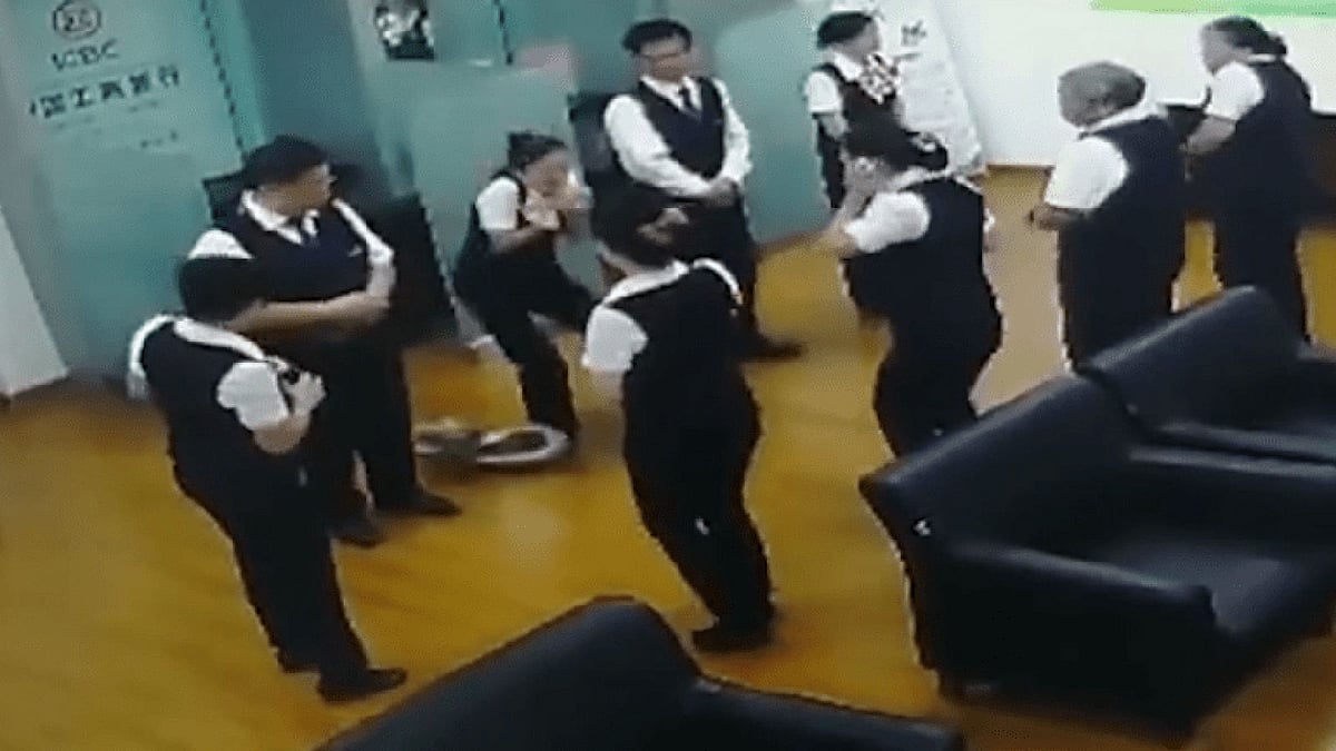 ব্যাংকের ভেতরে চলছিল কর্মীদের সভা। হঠাৎ সিলিং থেকে নিচে পড়ে একটি পাইথন। ছবি: রয়টার্স