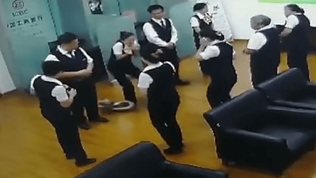 ব্যাংকের ভেতরে চলছিল কর্মীদের সভা। হঠাৎ সিলিং থেকে নিচে পড়ে একটি পাইথন। ছবি: রয়টার্স