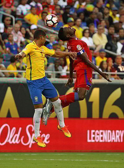 ব্রাজিলের ক্যাসিমিরোর বিপক্ষে বাতাসে লড়াইয়ে কেভিন বেলফোর্ট। সংগৃহীত ছবি