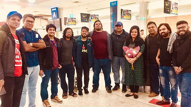 সিডনিতে কিংসফোর্ড স্মিথ ইন্টারন্যাশনাল এয়ারপোর্টে আয়োজকদের সঙ্গে চিরকুটের সদস্যরা