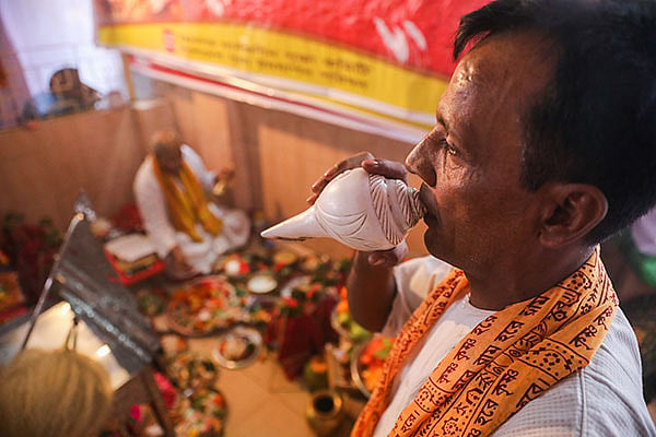ষষ্ঠীর মাধ্যমে পুজোর আনুষ্ঠানিকতা শুরু হলেও সোমবার দিবাগত রাত থেকেই খুলে দেওয়া হবে প্রধান মণ্ডপগুলো।