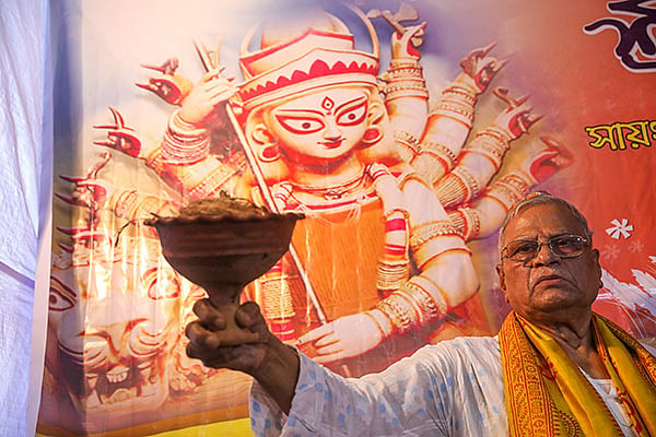 রাজধানীর ঢাকেশ্বরী মন্দিরের পুরোহিত বিজয়কৃষ্ণ গোস্বামী জানান, সনাতন বিশ্বাস ও বিশুদ্ধ পঞ্জিকা অনুসারে এবার মা দুর্গা ধরণিতে আসবেন ঘোটক বা ঘোড়ায় চড়ে। আর বিদায় নেবেন দোলায় চড়ে।