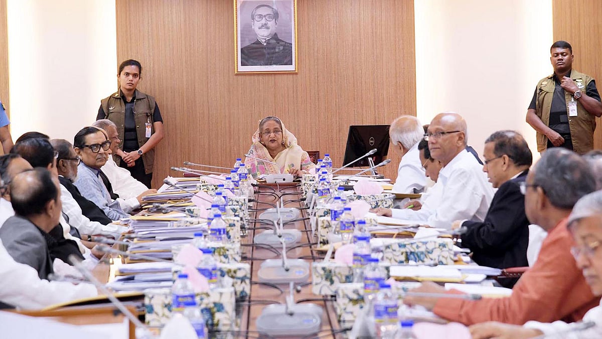 সচিবালয়ে আজ সোমবার মন্ত্রিসভার বৈঠকে সভাপতিত্ব করেন প্রধানমন্ত্রী শেখ হাসিনা। ঢাকা, ১৫ অক্টোবর। ছবি: পিআইডি