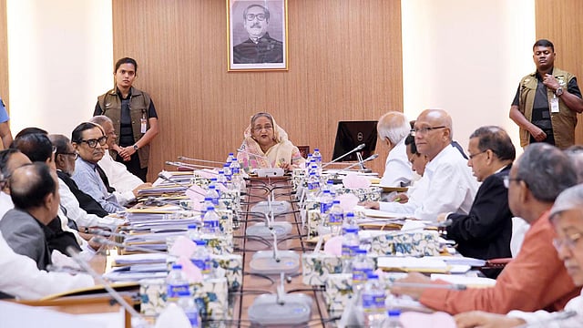 সচিবালয়ে আজ সোমবার মন্ত্রিসভার বৈঠকে সভাপতিত্ব করেন প্রধানমন্ত্রী শেখ হাসিনা। ঢাকা, ১৫ অক্টোবর। ছবি: পিআইডি