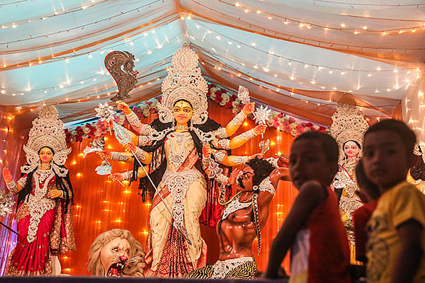 পুরান ঢাকার গোয়ালনগরের একটি মণ্ডপে দেবী।