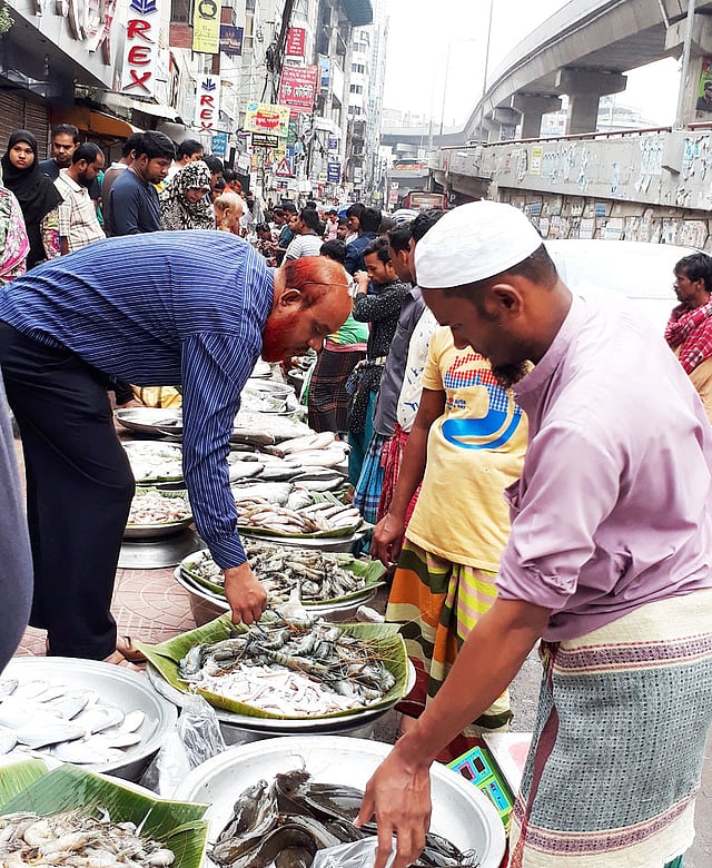 প্রতিদিন সকালে শান্তিনগর মোড়ে ফুটপাতে বসে অস্থায়ী মাছের বাজার। সেখানে নানা প্রজাতির  মাছ বিক্রি হয়। যার বেশির ভাগই থাকে টাটকা। গতকাল সকালে তোলা ছবি। প্রথম আলো