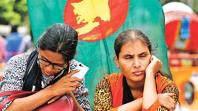 প্রথম ও দ্বিতীয় শ্রেণির চাকরিতে ৫ শতাংশ প্রতিবন্ধী কোটার দাবিতে বাংলাদেশ প্রতিবন্ধী শিক্ষার্থী ঐক্য পরিষদের অবস্থান কর্মসূচিতে দুই শিক্ষার্থী। গতকাল সকালে রাজধানীর শাহবাগ মোড়ে।  ছবি: প্রথম আলো