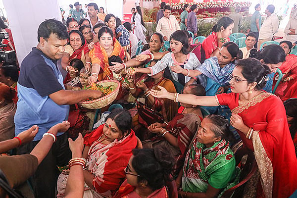 প্রণামির জন্য ফুল, বেলপাতা নিচ্ছেন আগত ভক্তরা।