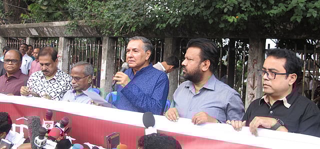 জাতীয় প্রেসক্লাবের সামনে সম্পাদক পরিষদের মানববন্ধন। ছবি: প্রথম আলো