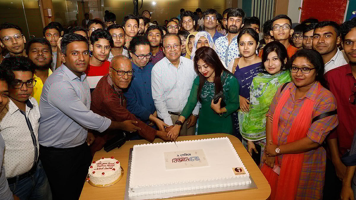 প্রথম আলোর সেমিনার কক্ষে বিজ্ঞানচিন্তার দুই বছর পূর্তি উপলক্ষে এক বিশেষ আয়োজনে কেক কাটছেন ম্যাগাজিনটির সম্পাদক আব্দুল কাইয়ুম। উপস্থিত ছিলেন কিশোর আলোর সম্পাদক কথাসাহিত্যিক আনিসুল হক, বিজ্ঞানচিন্তার উপদেষ্টা আরশাদ মোমেন, মুনির হাসান, বিজ্ঞানবক্তা আসিফ, বন্ধুসভার সভাপতি সাইদুজ্জামান রওশন, বিজ্ঞানচিন্তার বিপণন ব্যবস্থাপক এ বি এম জাকারিয়া প্রমুখ। কারওয়ান বাজার, ঢাকা, ১৫ অক্টোবর। ছবি: প্রথম আলো