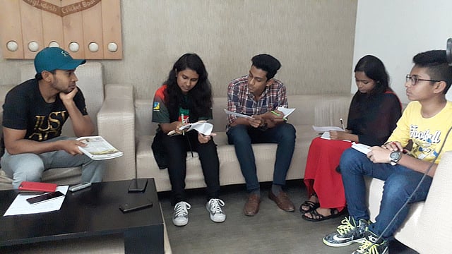 খুদে শিক্ষার্থীদের সাক্ষাৎকার দিচ্ছেন মুশফিক। ছবি: প্রথম আলো