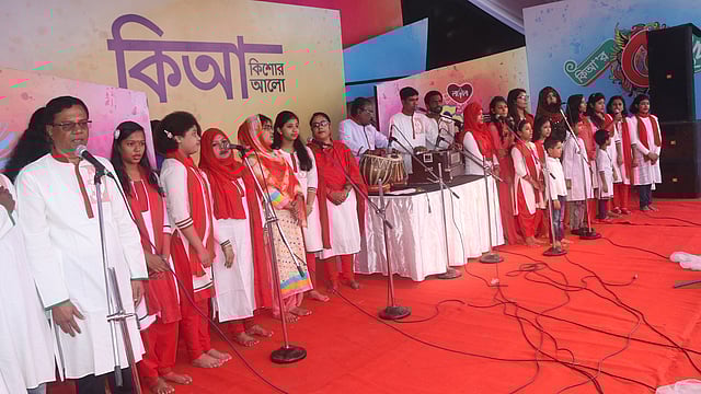 সমবেত কণ্ঠে সংগীত পরিবেশন। ছবি: সোয়েল রানা