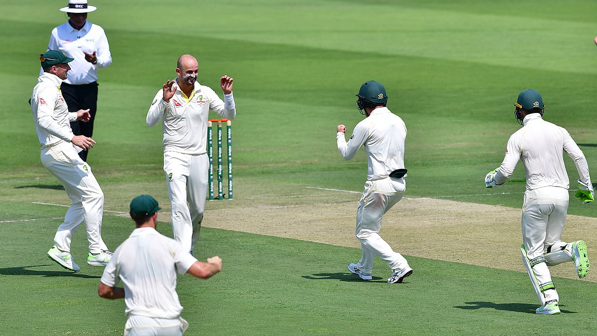 নাথান লায়ন ৬ বলের মধ্যে ৪ উইকেট তুলে নিয়েছেন পাকিস্তানের। ছবি: এএফপি