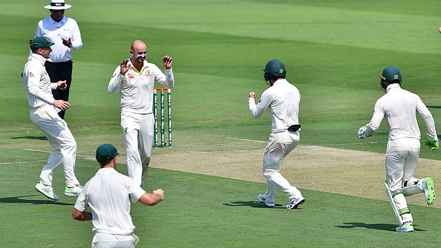 নাথান লায়ন ৬ বলের মধ্যে ৪ উইকেট তুলে নিয়েছেন পাকিস্তানের। ছবি: এএফপি