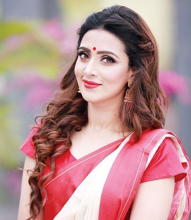 গরদের শাড়ীর সঙ্গে হাল ঢারার খোলা চুলও মানিয়ে যাবে