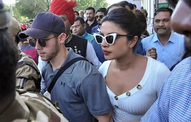 যোধপুর বিমানবন্দরের বাইরে প্রিয়াঙ্কা চোপড়া ও নিক জোনাস