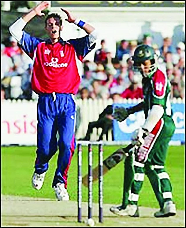বল লাগলেও পড়ল না বেল