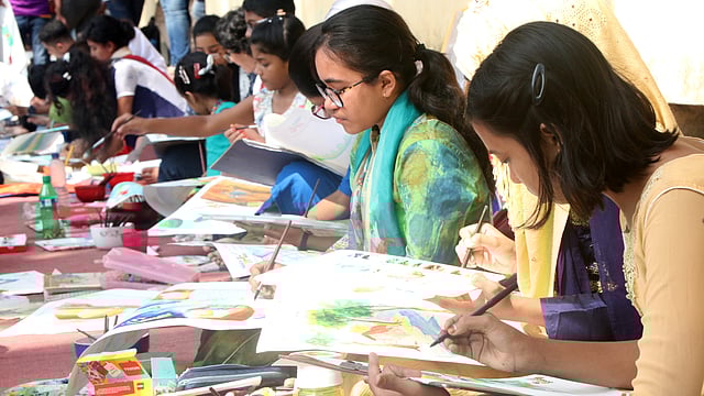 চলছে ছবি আঁকা। ছবি: সোয়েল রানা