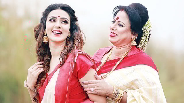 মিম ও তাঁর মা ছবি সাহা এবারের পূজায় সাজবেন সাবেকী ঢঙে