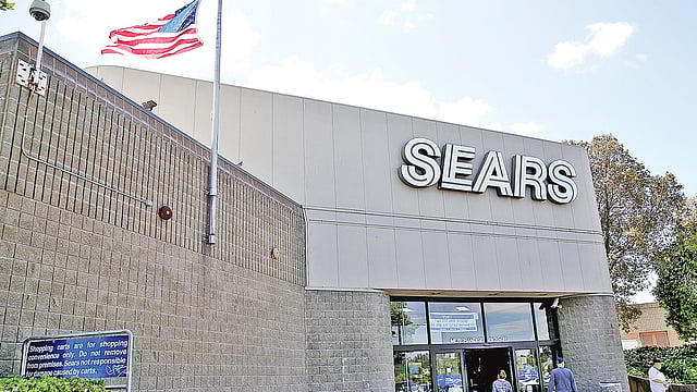 যুক্তরাষ্ট্রের শতাব্দীপ্রাচীন খুচরা বিক্রির দোকান সিয়ার্স দেউলিয়া ঘোষিত হওয়ার আবেদন করেছে। মূলত ঋণের বোঝা বহন করতে না পেরে তারা এ সিদ্ধান্ত নিয়েছে। আমাজনের মতো প্রতিষ্ঠানের সঙ্গে প্রতিযোগিতায় টিকতে না পেরে তাদের এ অবস্থা হয়েছে।  ফাইল ছবি: এএফপি