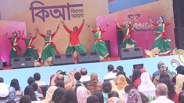 মঞ্চে শিল্পীদের পরিবেশনা। ছবি: সোয়েল রানা