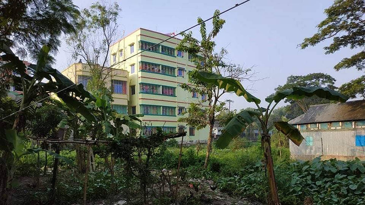 শেখের চরের একটি পাঁচতলা ভবনে জঙ্গি আস্তানা সন্দেহে অভিযান চালাচ্ছেন আইন শৃঙ্খলা রক্ষাকারী বাহিনীর সদস্যরা। ছবি: প্রথম আলো