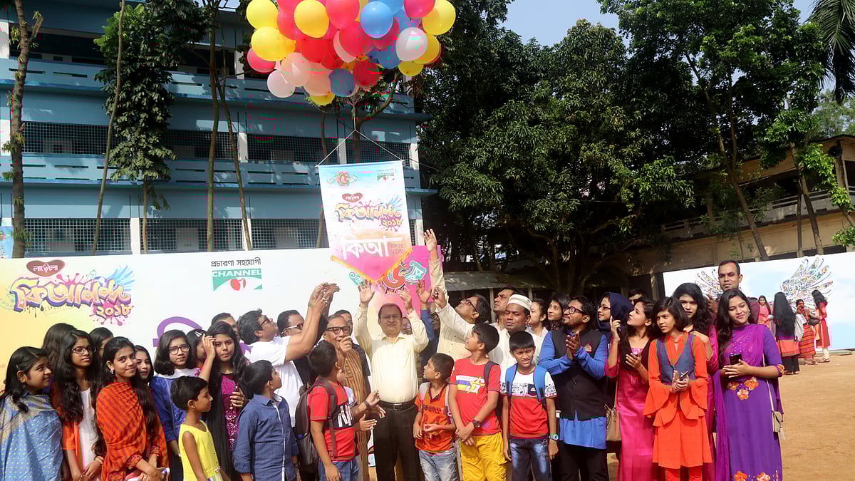 বেলুন উড়িয়ে ‘কিআনন্দ’ বগুড়া আসরের উদ্বোধন। ছবি: সোয়েল রানা