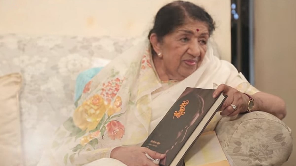 মিনা খাদিকারের লেখা জীবনীগ্রন্থ হাতে লতা মঙ্গেশকর