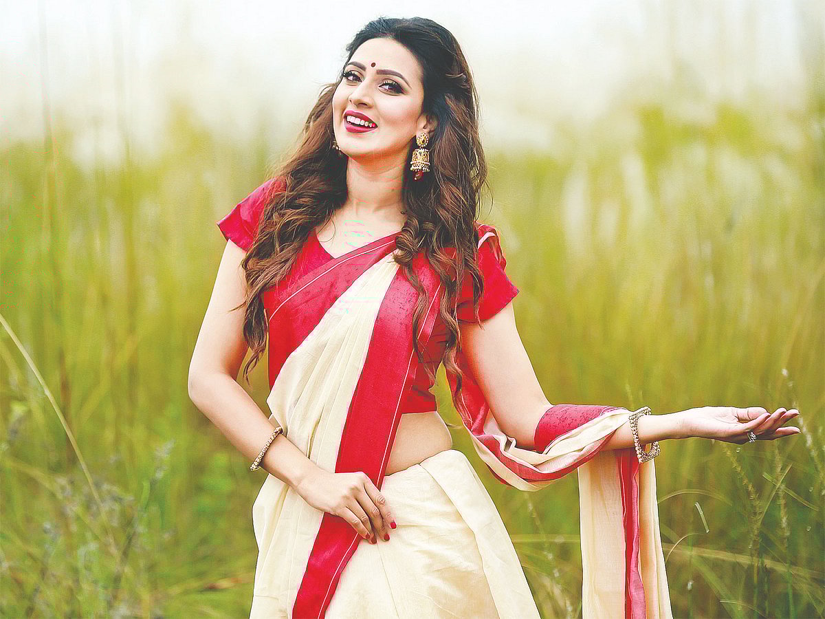 ঢেউ খেলানো খোলা চুল এখন দেখা যাচ্ছে বেশি। মডেল বিদ্যা সিনহা মিম, সাজ : পারসোনা, পোশাক : রঙ বাংলাদেশ, ছবি : কবির হোসেন