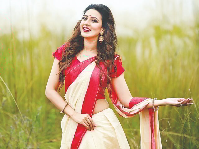 ঢেউ খেলানো খোলা চুল এখন দেখা যাচ্ছে বেশি। মডেল বিদ্যা সিনহা মিম, সাজ : পারসোনা, পোশাক : রঙ বাংলাদেশ, ছবি : কবির হোসেন