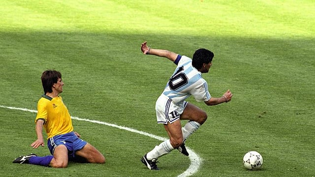 ১৯৯০ বিশ্বকাপে ব্রাজিলের বিপক্ষে একাই লড়েছিলেন ম্যারাডোনা। ফাইল ছবি