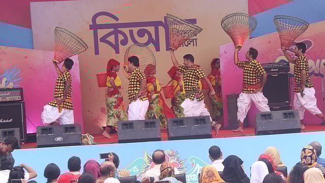 মঞ্চে শিল্পীদের পরিবেশনা। ছবি: সোয়েল রানা