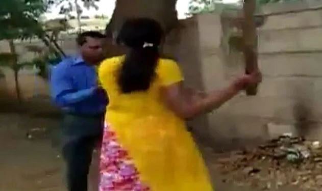 প্রকাশ্যে লাঠিপেটা: ছবি: ভিডিও থেকে নেওয়া