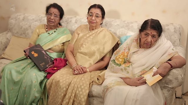 বইয়ের মোড়ক খোলার অনুষ্ঠানে মিনা খাদিকার, ঊষা মঙ্গেশকর ও লতা মঙ্গেশকর