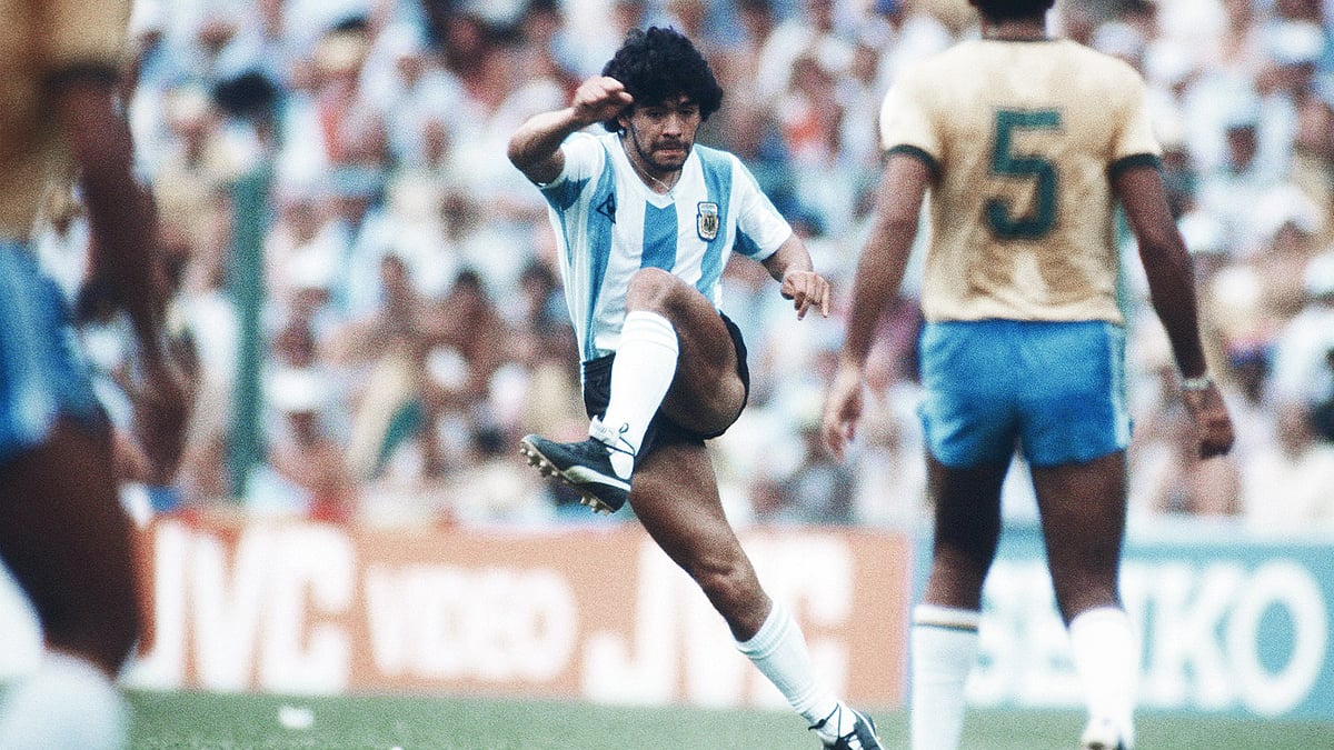 ১৯৮২ সালে ম্যারাডোনার সেই হতাশার ব্রাজিল ম্যাচ। ফাইল ছবি