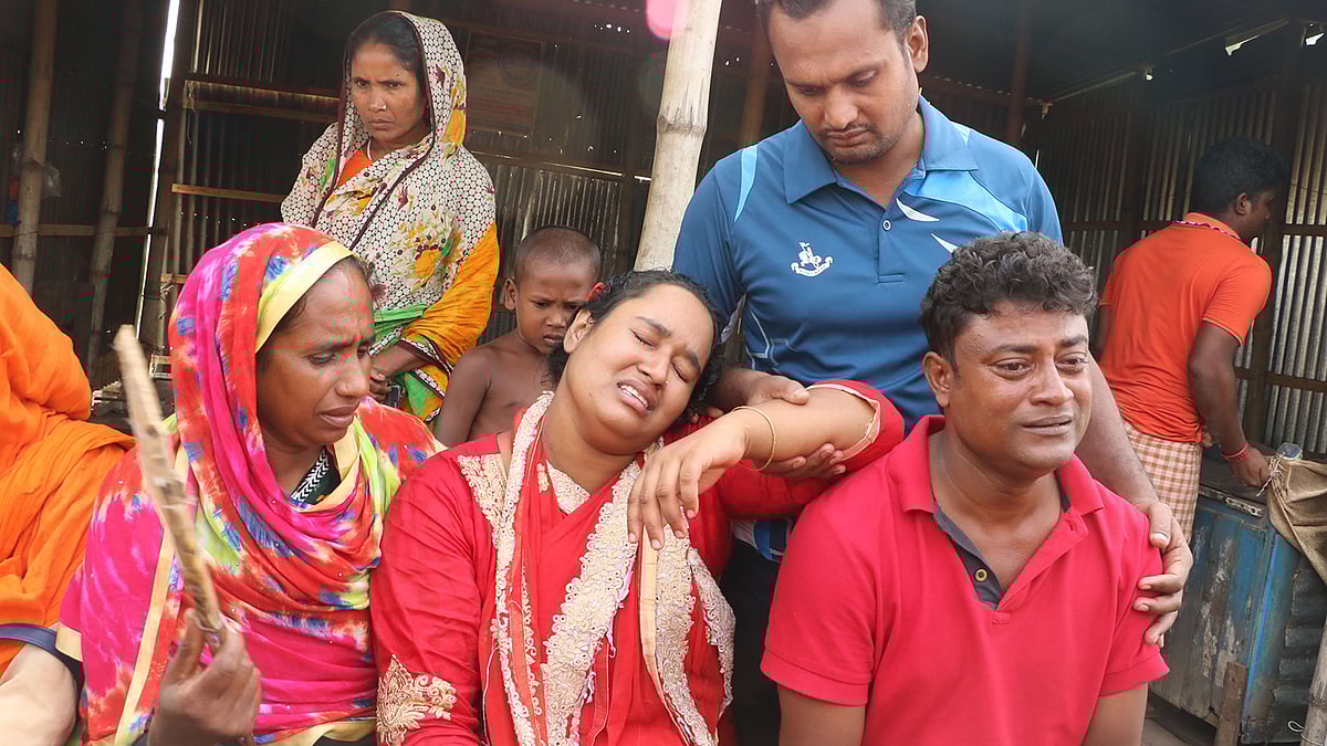 সন্তান হারানোর শোকে ফেরিঘাটে মা-বাবার আহাজারি। ছবি: এম রাশেদুল হক