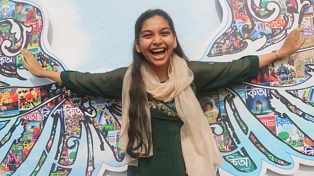 আনন্দে মেতে উঠেছে এক কিশোরী। ছবি: সোয়েল রানা