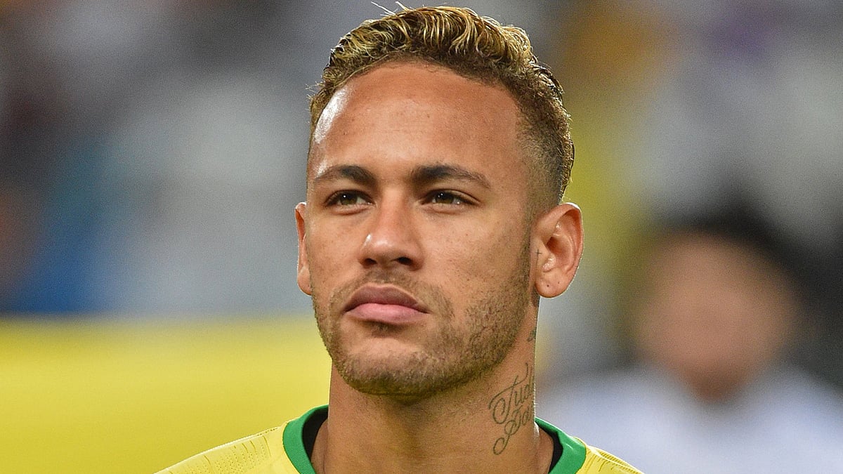 আজ আর্জেন্টিনার বিপক্ষে ম্যাচে মেসি নেই দেখে মন খারাপ ব্রাজিলীয় তারকা নেইমারের। ছবি: এএফপি