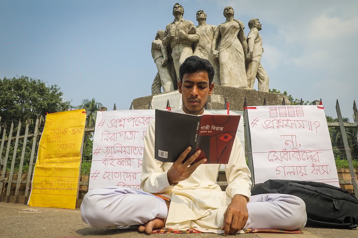 আখতার বলেন, ‘ফাঁস হওয়া প্রশ্নে পরীক্ষা নিয়ে ভর্তিপ্রক্রিয়া কোনোভাবে মেনে নেওয়া যায় না। আমি চাই “ঘ” ইউনিটের পরীক্ষা পুনরায় নেওয়া হোক। আমার এই মূল দাবি মেনে নেওয়ার আগ পর্যন্ত আমি আমার আমরণ অনশন চালিয়ে যাব।’