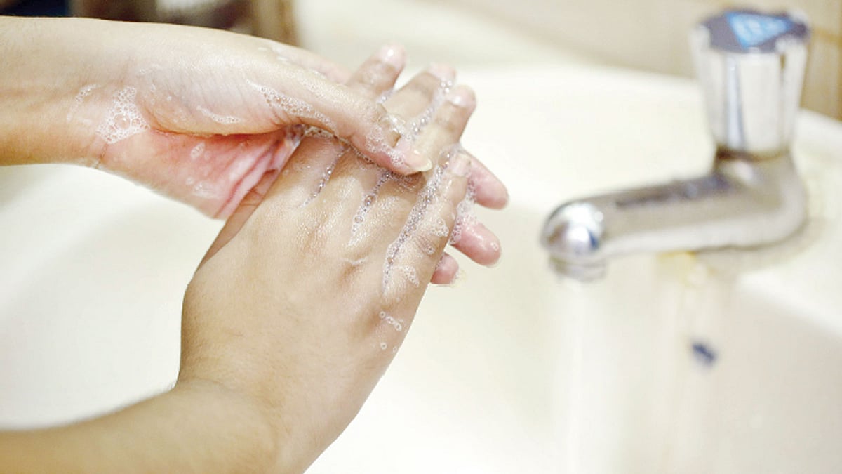 হাত ধুতে হবে সঠিক নিয়মে। ছবি নকশা